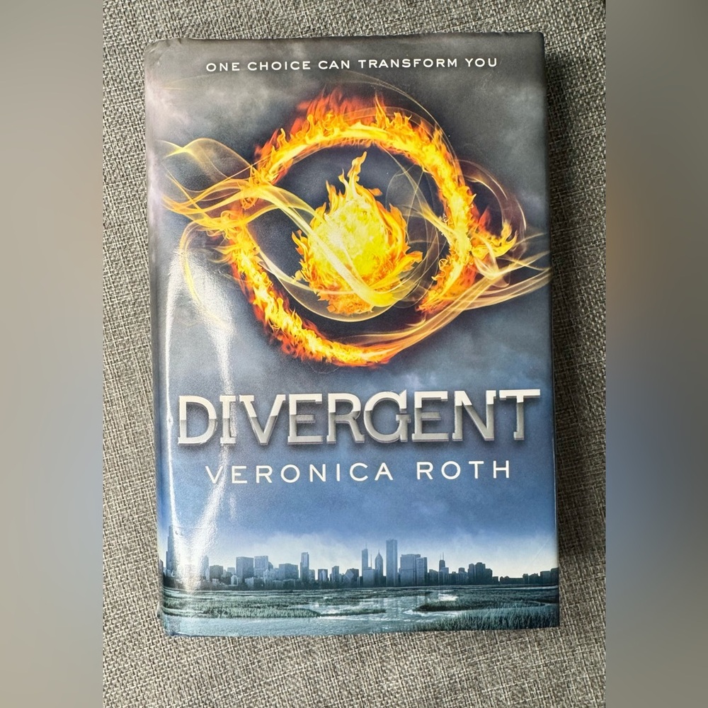 Divergent Book by Veronica Roth -EUC Young Adult Fiction Dystopian Future Series
